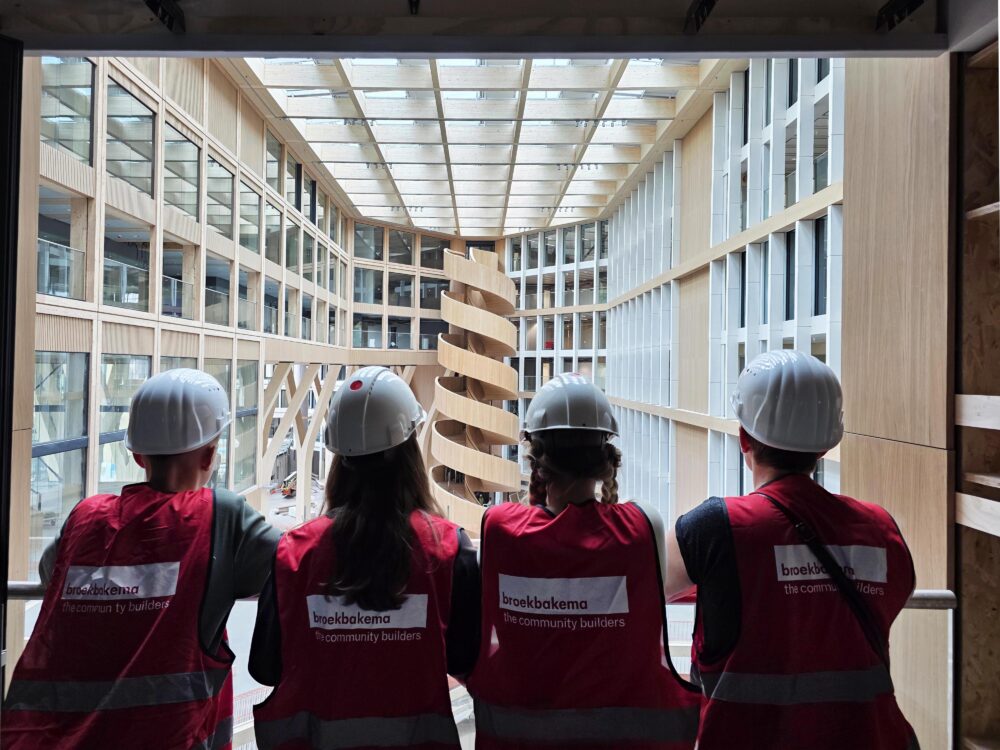 Uitnodigende entreetrap die bezoekers naar de bovenverdieping leidt