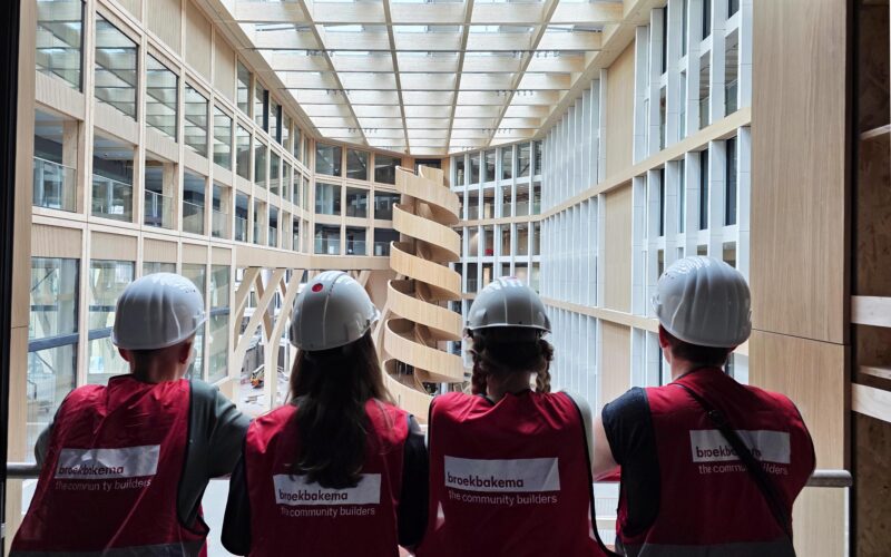 Uitnodigende entreetrap die bezoekers naar de bovenverdieping leidt